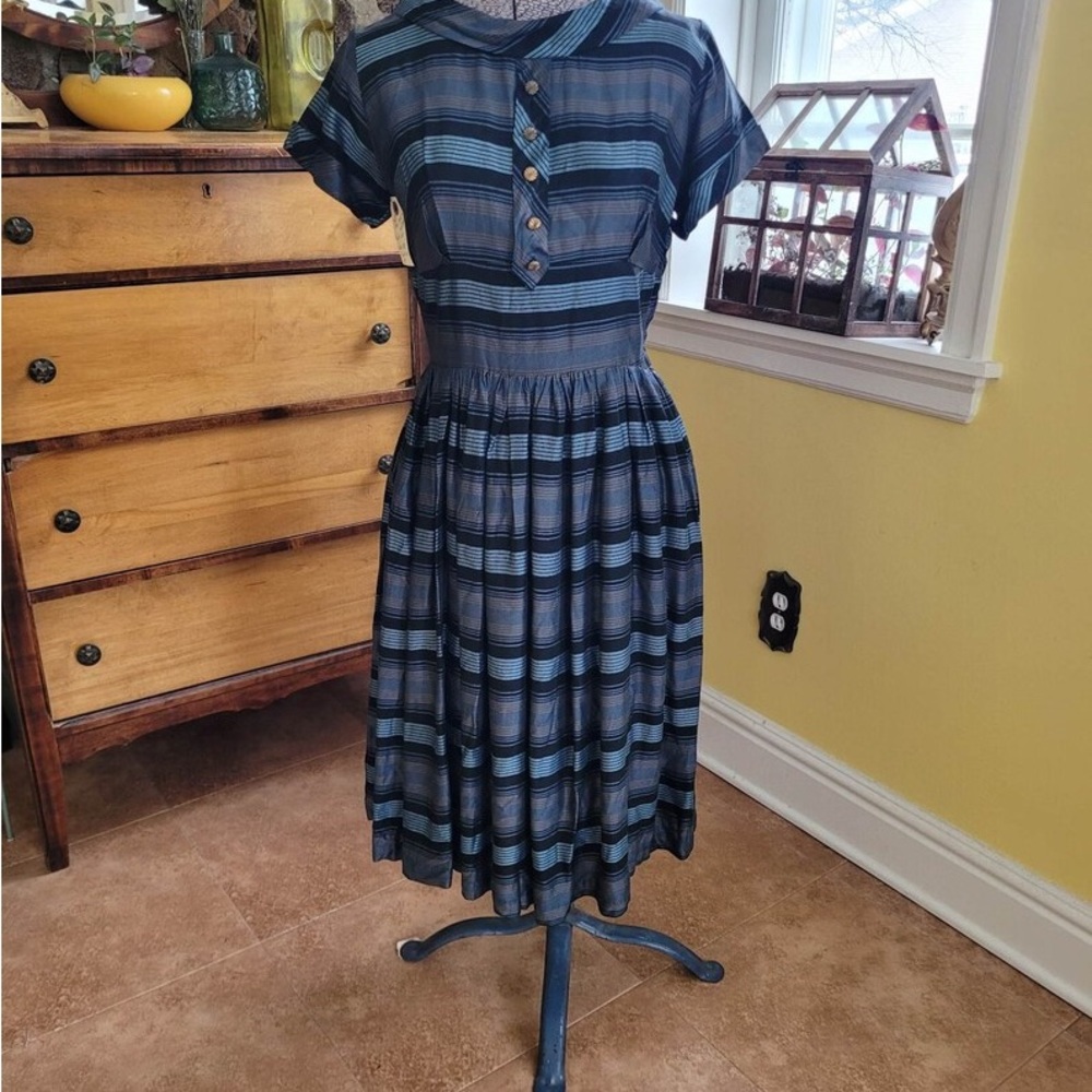 Vintage 1950s
Silk, Cotton
blend dress faux button front. Bust 37" Waist28". 8US